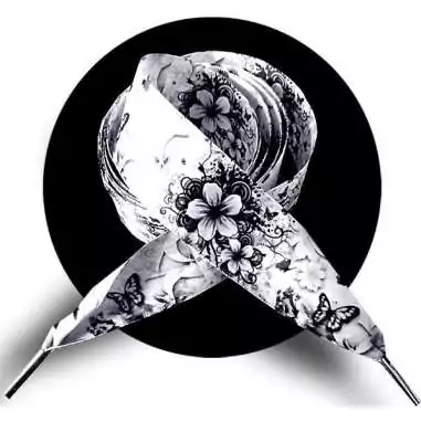 Lacets larges satin blanc fleurs+ papillons noirs pour vos chaussures