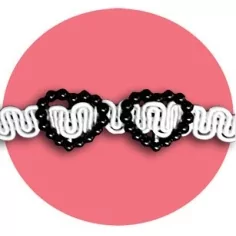 Envie de décorer vos chaussures ? Décorations mini coeurs&nbsp;noirs 2