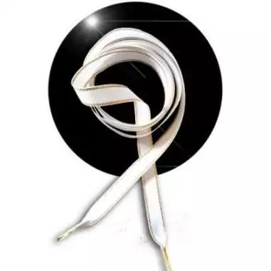 Lacets plats blancs liseret&nbsp;doré pour vos chaussures