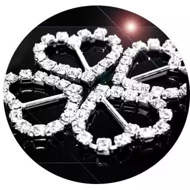 Envie de décorer vos chaussures ? Décorations coeur & diamants