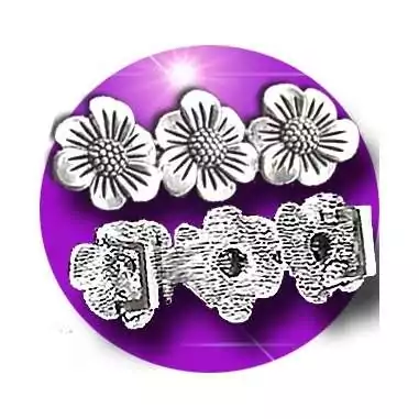 Décoration bijou de lacets crânes argentés en vente en…