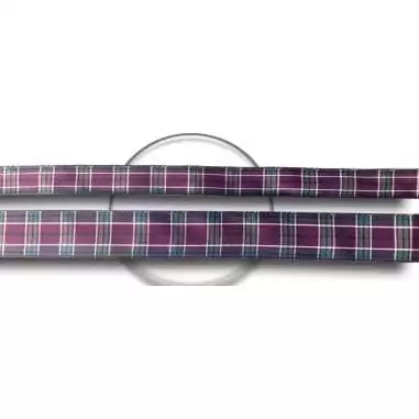 Lacets écossais carreaux rouges en vente en boutique en…