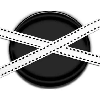 Lacets blancs surpiqués de noir pour vos chaussures