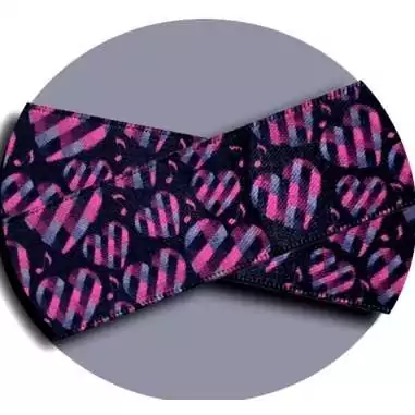 Lacets satin&nbsp;noir coeurs&nbsp;à carreaux roses pour vos chaussures