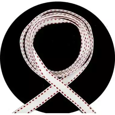 Lacets blancs surpiqués de&nbsp;rouge pour vos chaussures