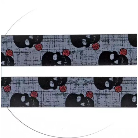 Lacets satin large gris à crânes noirs pour vos chaussures