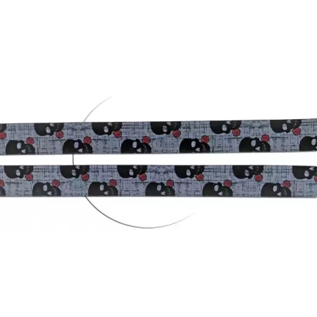 Lacets satin large gris à crânes noirs pour vos chaussures